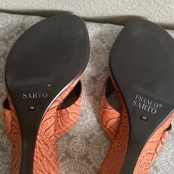 Franco Sarto~Croc-Embossed~Leather~Thong~Wedge~Sandal~Metal Ring Detail~Size 9 - Picture 10 of 11